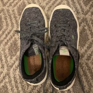 Cariuma Heathered Grey Sneakers